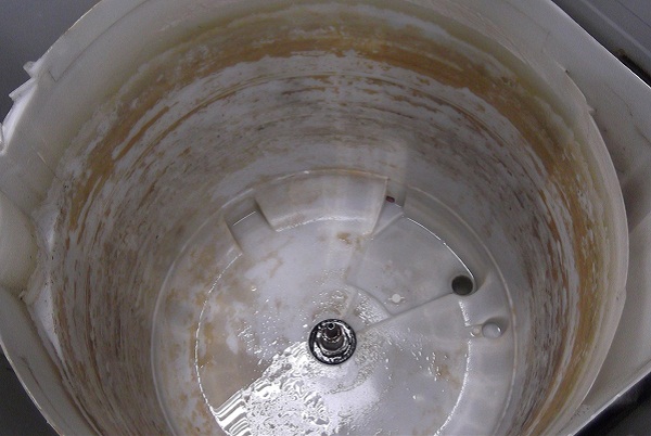 nước bị nhiễm canxi và cách xử lý