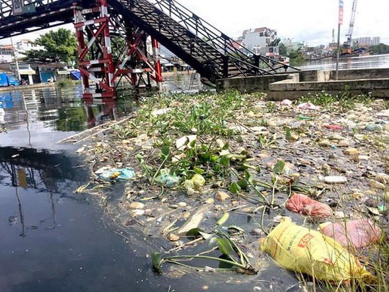 nguồn nước bị ô nhiễm