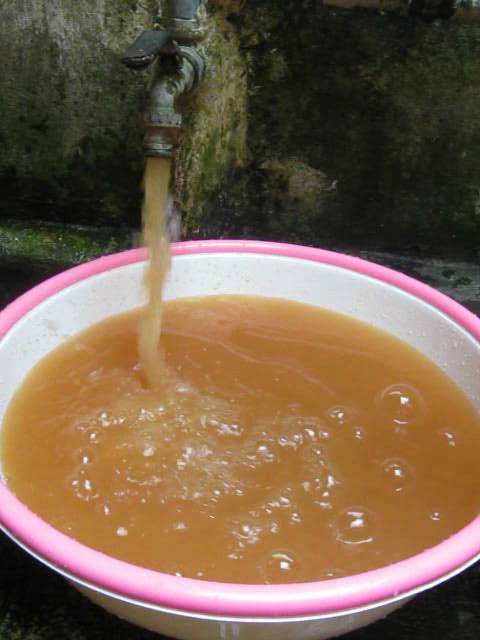 nước bị vàng do nhiễm phèn